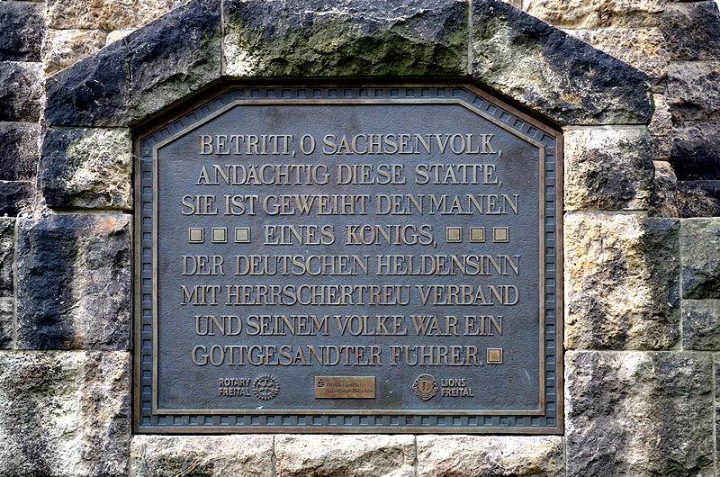 Inschrift auf der Bronzetafel Windbergdenkmal Freital