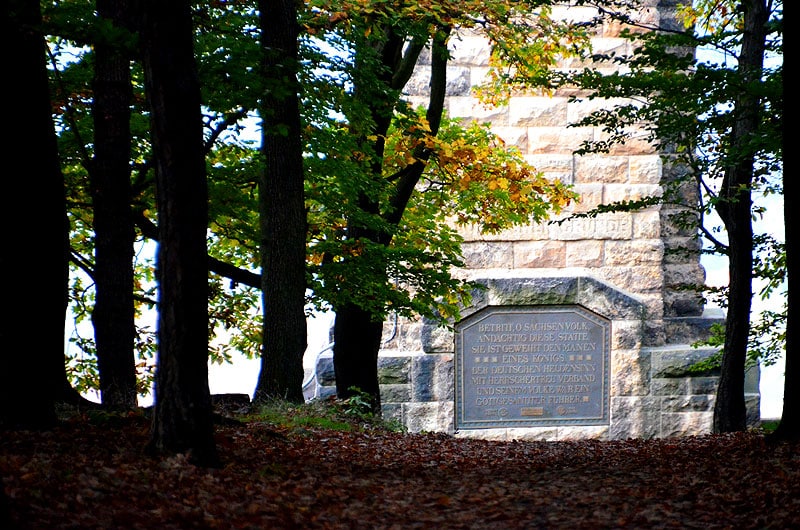 Blick durch den Wald zum Windbergdenkmal Freital