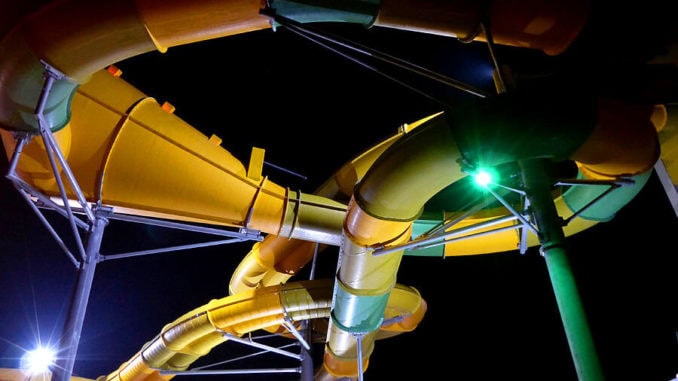 Bunte neue Rutsche bei Nacht Bunte neue Rutsche bei Nacht