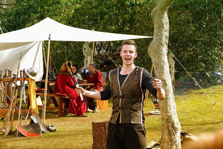 Jongleur bei der Vorbereitung zum Mittelalterfest in Freital