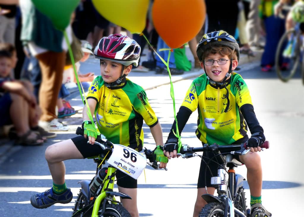 Kids auf dem Fahrrad Festumzug Tharandt