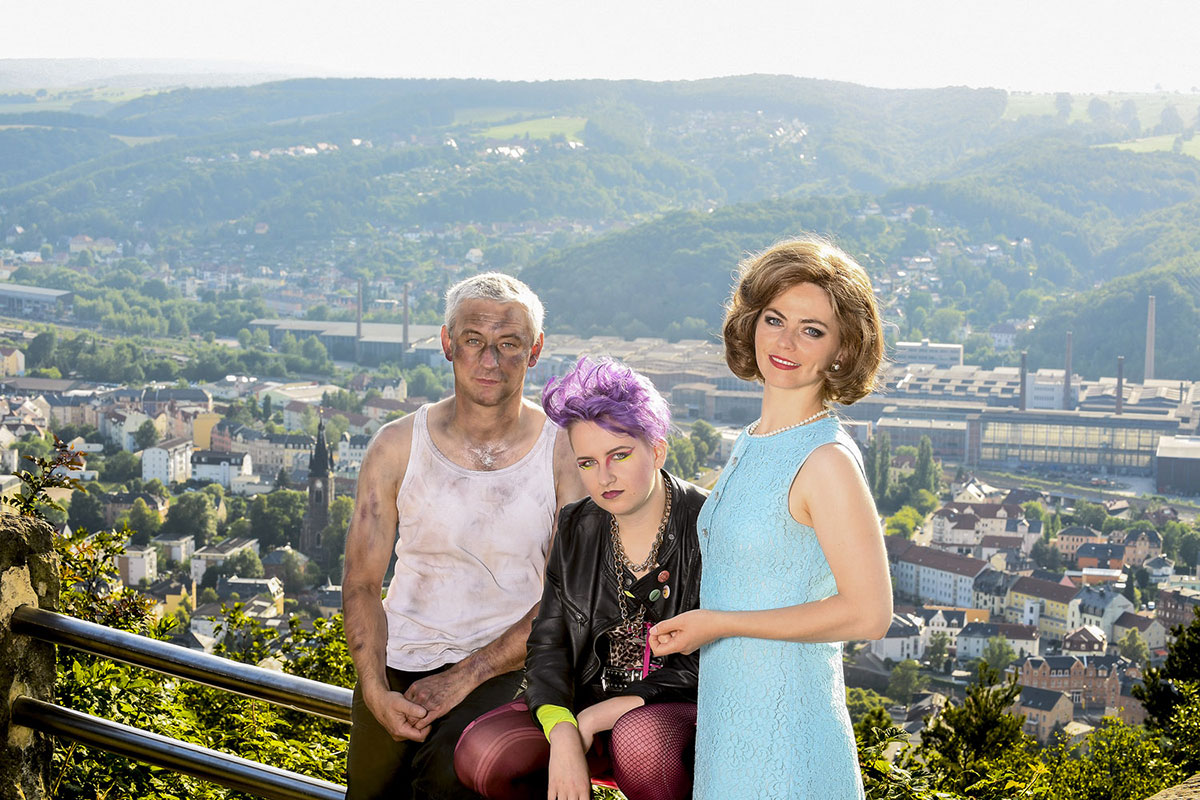 Thomas Hoegg, Alica Müller, Anna Groschwitz auf dem Windberg vor der Stadtkulisse von Freital mit dem Stahlwerk. Foto: Sebastian Hoppe