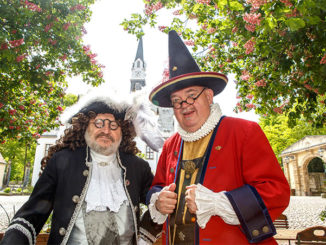 Hofnarr Joseph Fröhlich und „Zeremonienmeister“ Karl von Dräsn im barocken Kostüm vor der schönen Kulisse von Schloss Burgk, wo am  19. Mai 2019 das Saturnus-Fest stattfindet.