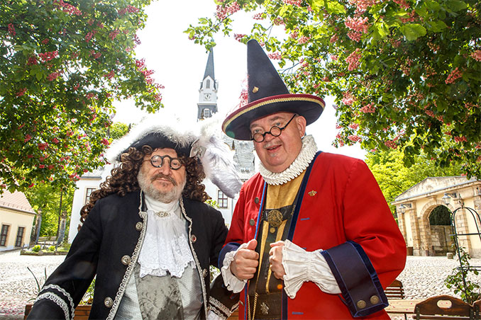Hofnarr Joseph Fröhlich und „Zeremonienmeister“ Karl von Dräsn im barocken Kostüm vor der schönen Kulisse von Schloss Burgk, wo am  19. Mai 2019 das Saturnus-Fest stattfindet.