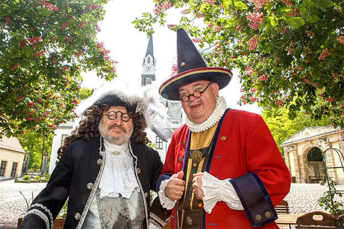 Hofnarr Joseph Fröhlich und „Zeremonienmeister“ Karl von Dräsn im barocken Kostüm vor der schönen Kulisse von Schloss Burgk, wo am 19. Mai 2019 das Saturnus-Fest stattfindet.