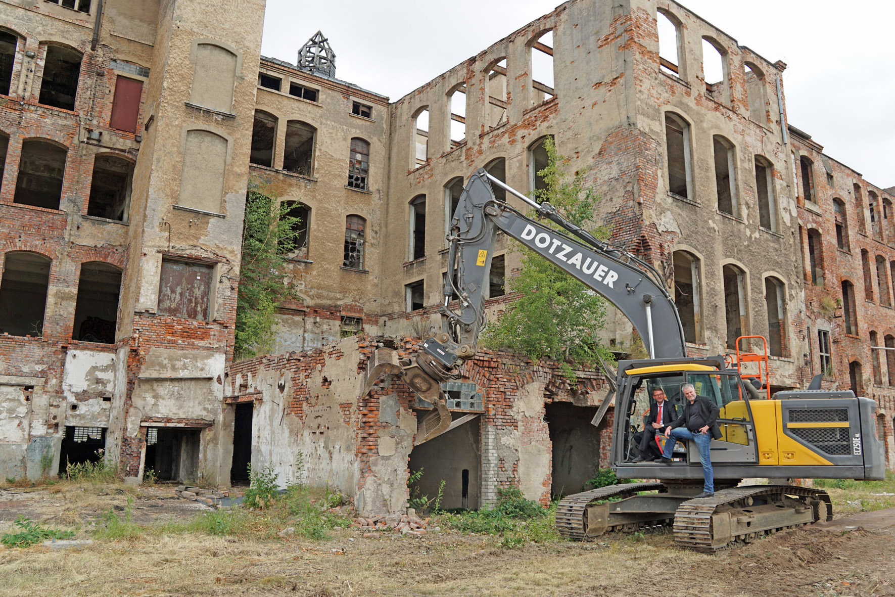 Bagger vor der Lederfabrik