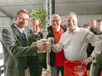 Windbergfest Freital mit Kerstin Ott Fassanstich. Damit war das Windbergfest Freital 2019 offiziell eröffnet. Bild v.l.n.r. Innenminister Roland Wöller, Landrat Herr Geißler, Geschäftsführer SZ Herr Seidel, OB Freital Uwe Rumberg
