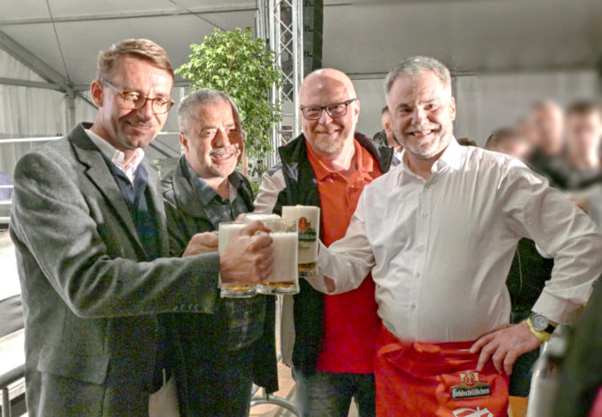 Fassanstich. Damit war das Windbergfest Freital 2019 offiziell eröffnet. Bild v.l.n.r. Innenminister Roland Wöller, Landrat Herr Geißler, Geschäftsführer SZ Herr Seidel, OB Freital Uwe Rumberg Fassanstich. Damit war das Windbergfest Freital 2019 offiziell eröffnet. Bild v.l.n.r. Innenminister Roland Wöller, Landrat Herr Geißler, Geschäftsführer SZ Herr Seidel, OB Freital Uwe Rumberg