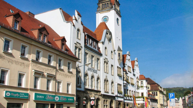 Dresdner Straße mit Rathaus Bild: Gemeinfrei