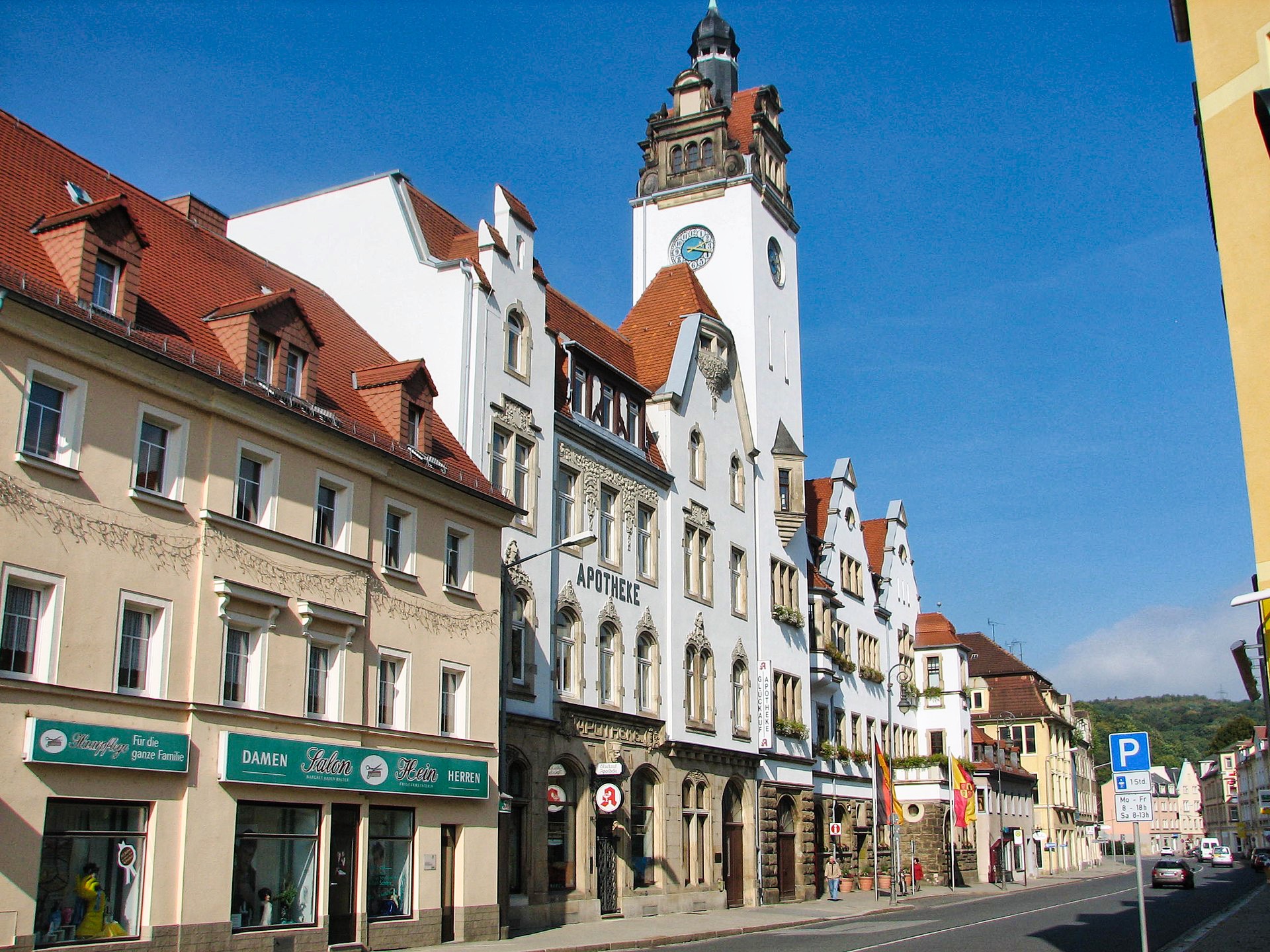 Dresdner Straße mit Rathaus