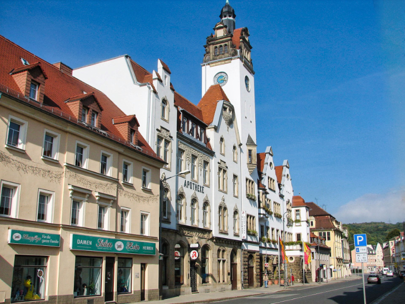 Wo kann man in Freital einkaufen? Dresdner Straße mit Rathaus Bild: Gemeinfrei