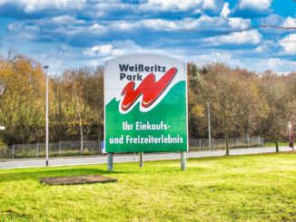 Werbeschild des Weißeritz-Parks Bild: Inkowik32 CC BY-SA 3.0