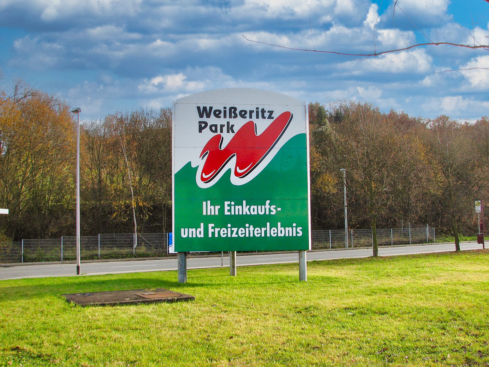 Werbeschild des Weißeritz-Parks Bild: Inkowik32 CC BY-SA 3.0