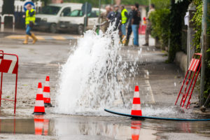 Rohrbruch auf der Straße