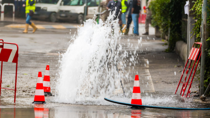 Rohrbruch auf der Straße