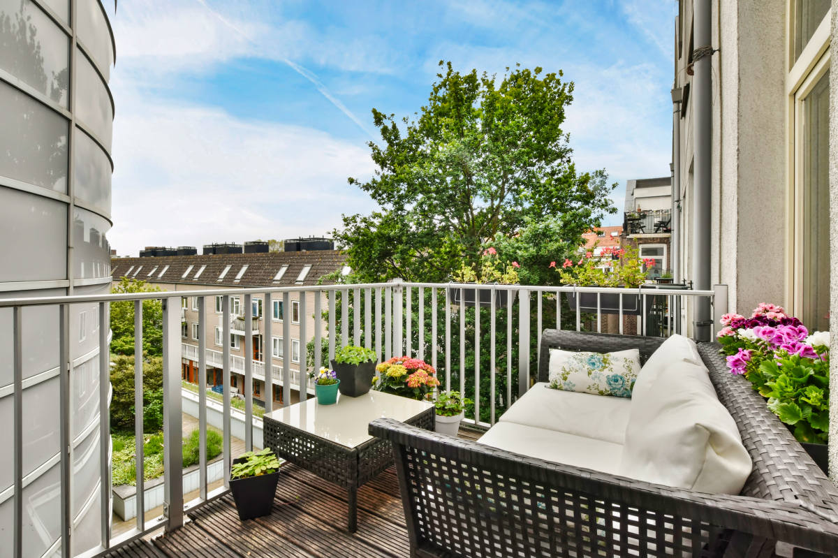 Tipps, wie man seinen Balkon gestalten kann Balkon mit Sitzecke