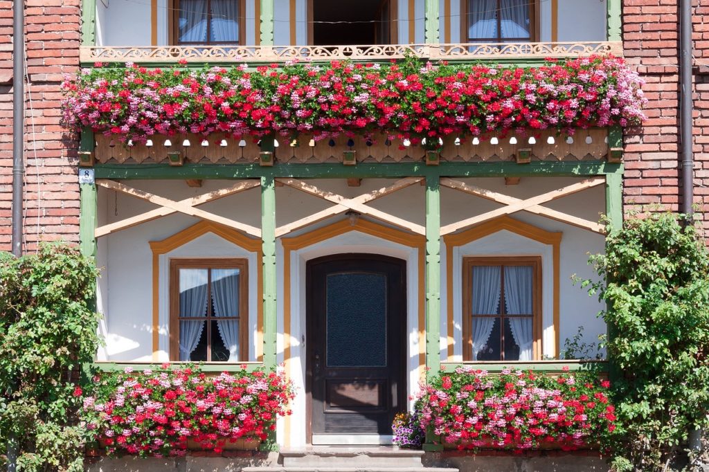 Balkon Gestaltung mit Blumen