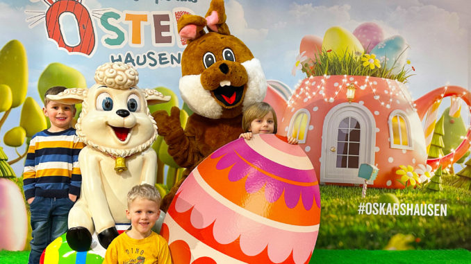 XXL-Osterkulisse-mit den ersten Neugierigen