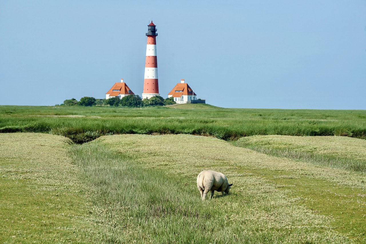 Morgenkaffee am Meer: Ein besonderes Erwachen Leuchtturm an der Nordsee