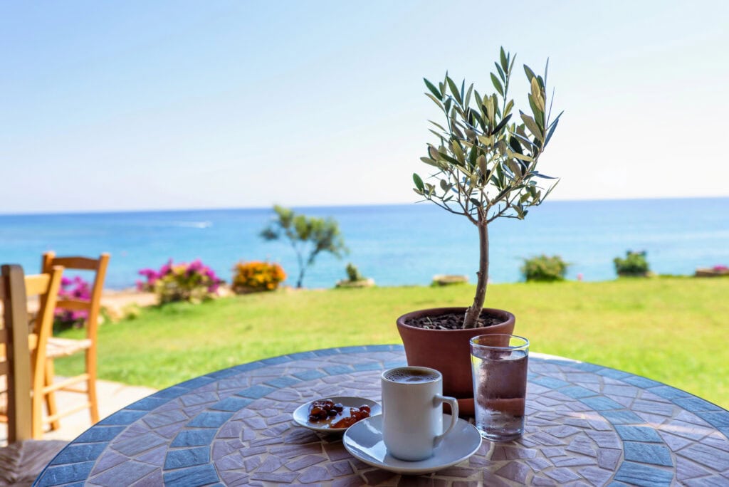 Tasse Kaffee an der Ostsee