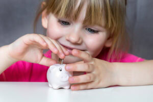 Kind mit Sparschwein