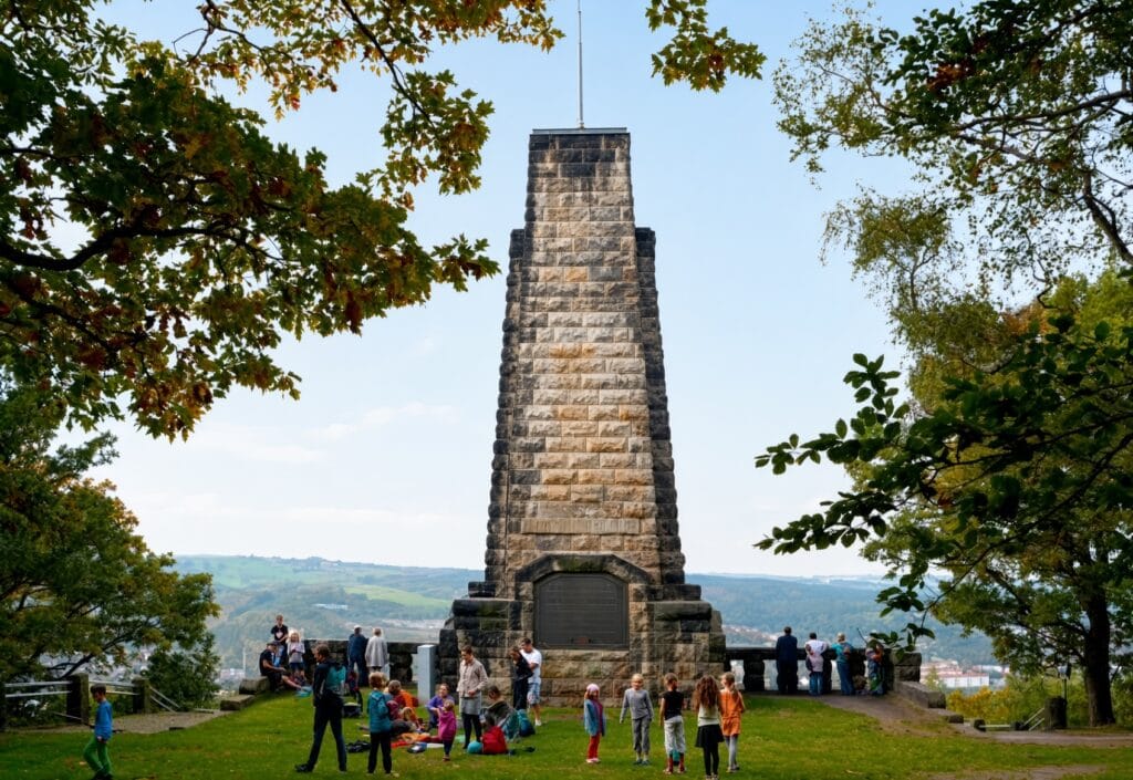 König Albert Denkmal | Windbergdenkmal Freital Windbergdenkmal mit Kindern