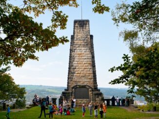 Windbergdenkmal mit Kindern