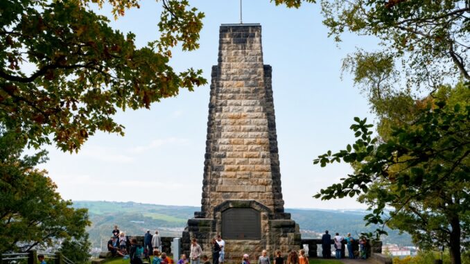 Windbergdenkmal mit Kindern